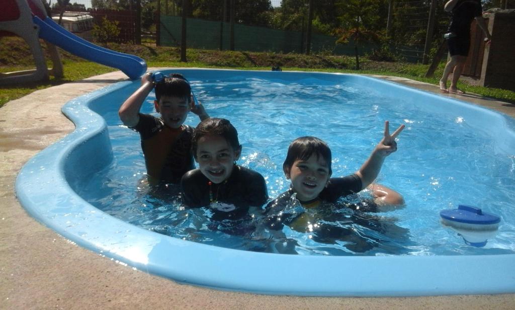 Tre ragazzi in una piscina di Morro del Tesoro a Punta del Este