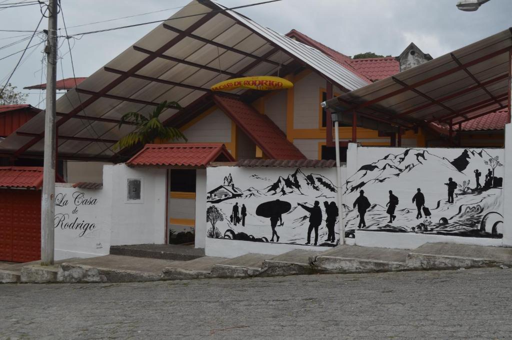 un mural de personas en una pared frente a un edificio en Hostal La Casa De Rodrigo en Baeza