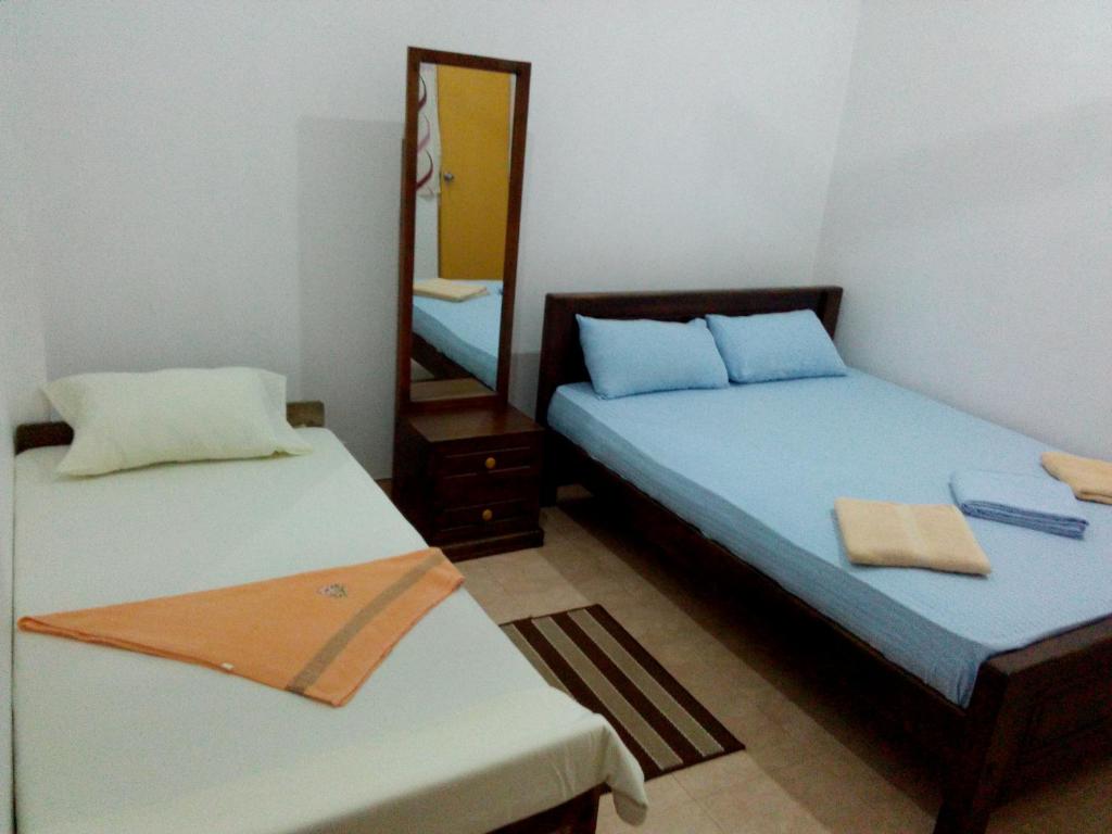 Postel nebo postele na pokoji v ubytování Diyawara Home Stay