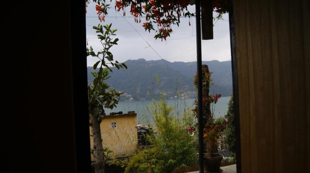 Vista generica sulle montagne o vista sulle montagne dall'interno dell'affittacamere