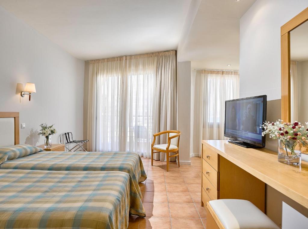 Łóżko lub łóżka w pokoju w obiekcie Cabo Verde Hotel