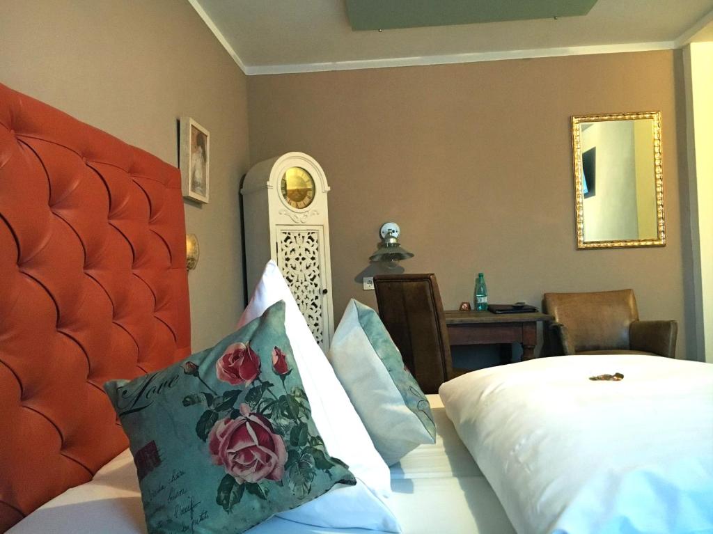 Postel nebo postele na pokoji v ubytování UNO Hotel Chapeau Noir - Free Parking
