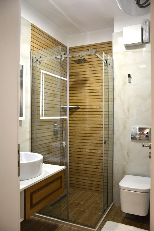 Central Luxury Apartment - Image 3