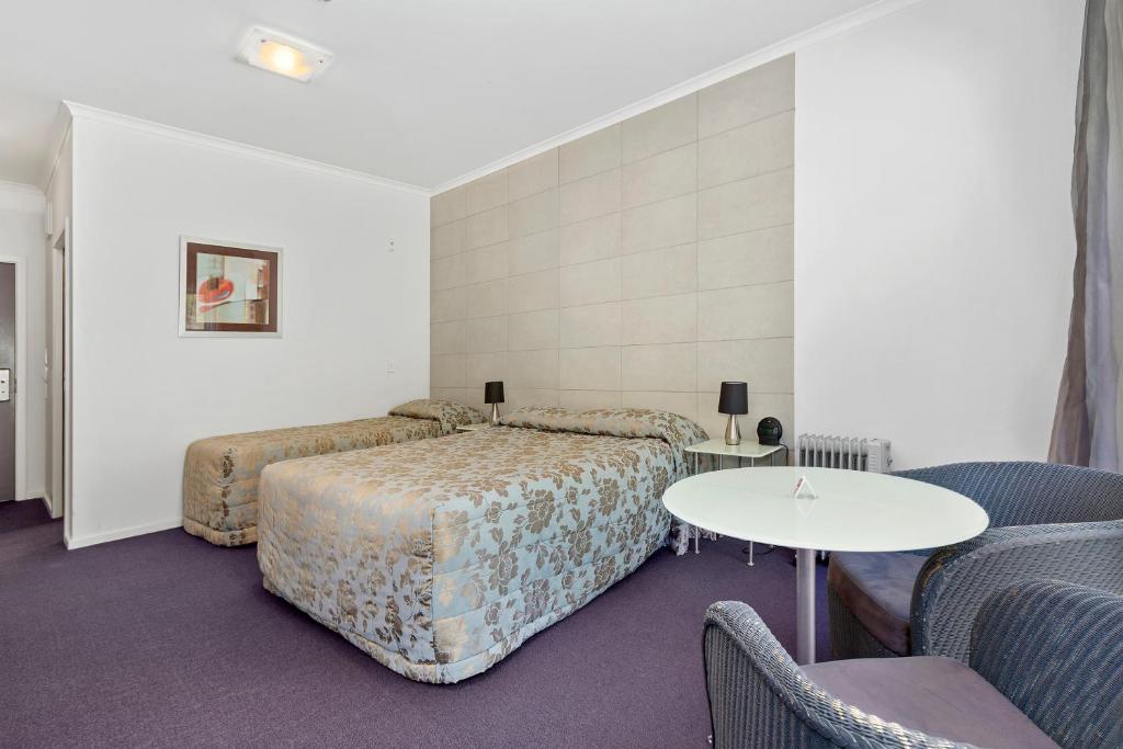 Postel nebo postele na pokoji v ubytování Amethyst Court Motor Lodge