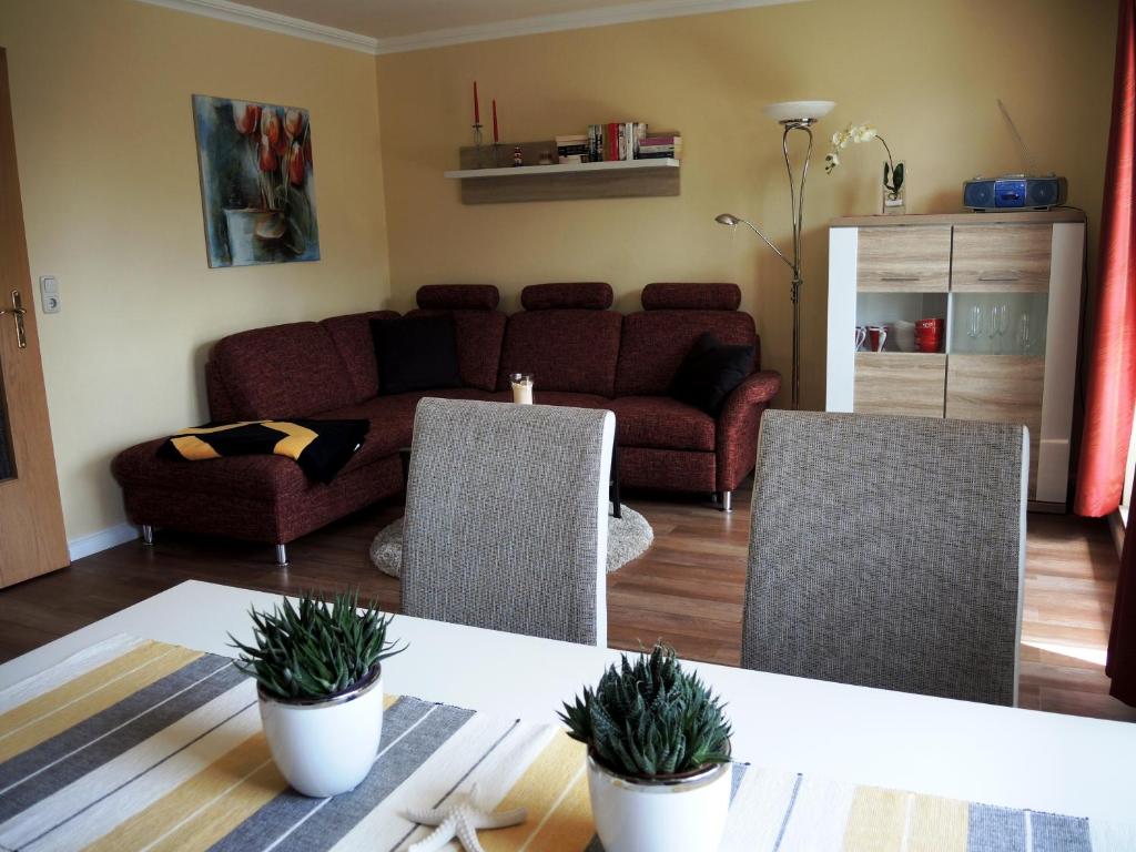 Posezení v ubytování Haus Aquamarina - FeWo mit Balkon