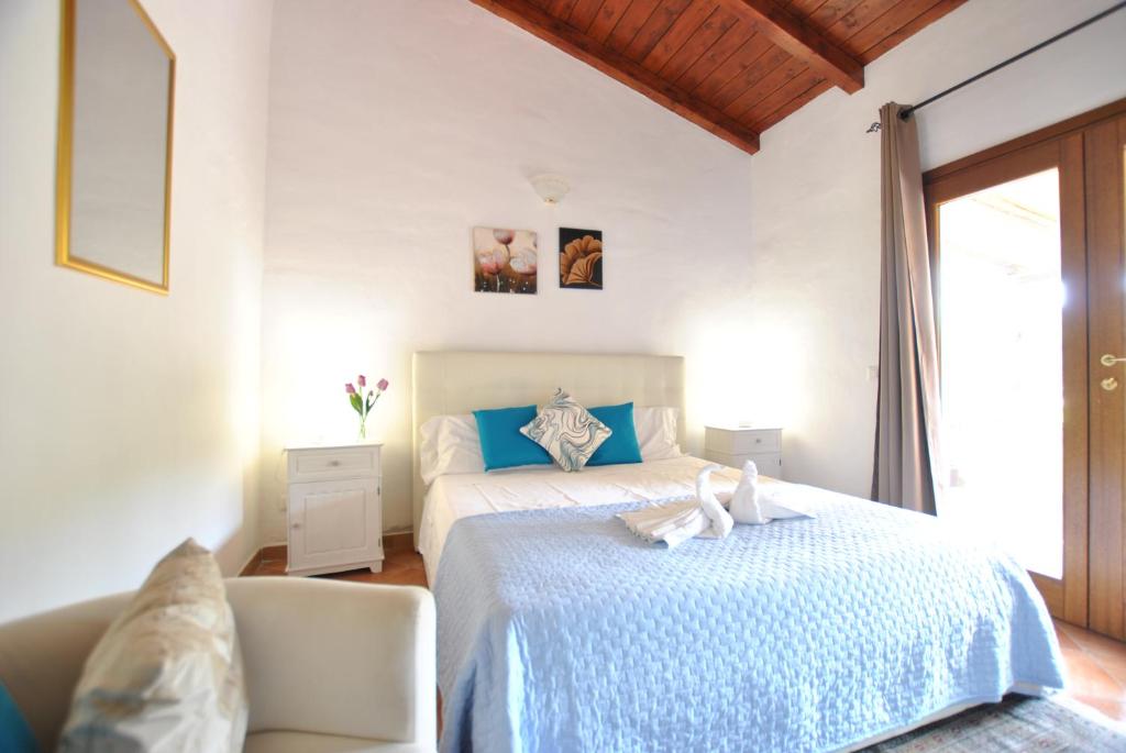 オルビアにあるCOUNTRY HOUSE HOLIDAY - Olbiaのベッドルーム1室(青と白のシーツが備わるベッド1台付)