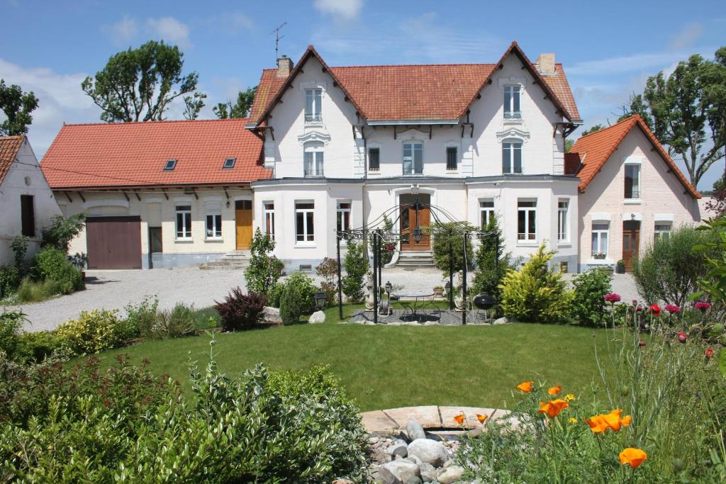 een groot wit huis met een tuin bij Au grand saule in Les Attaques