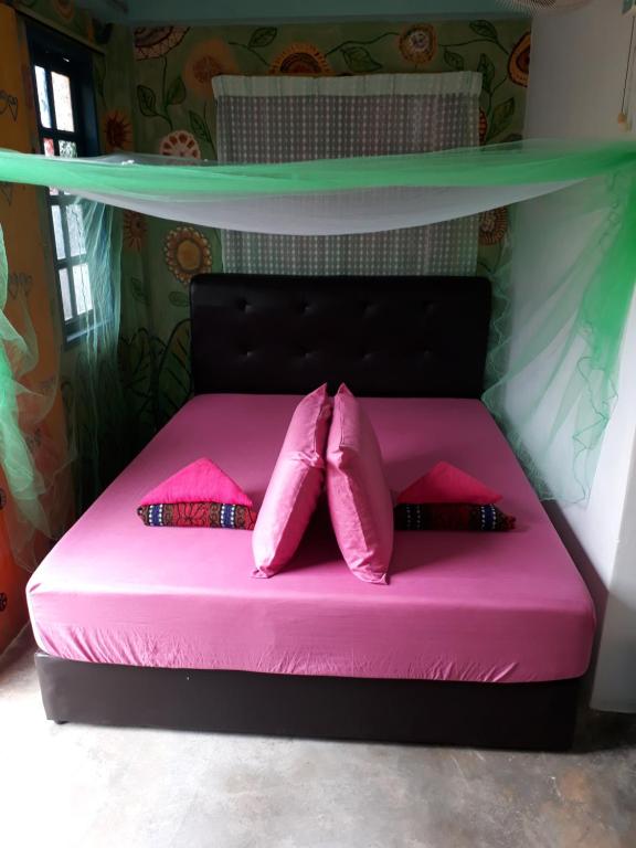 Postel nebo postele na pokoji v ubytování Fatehah Inn
