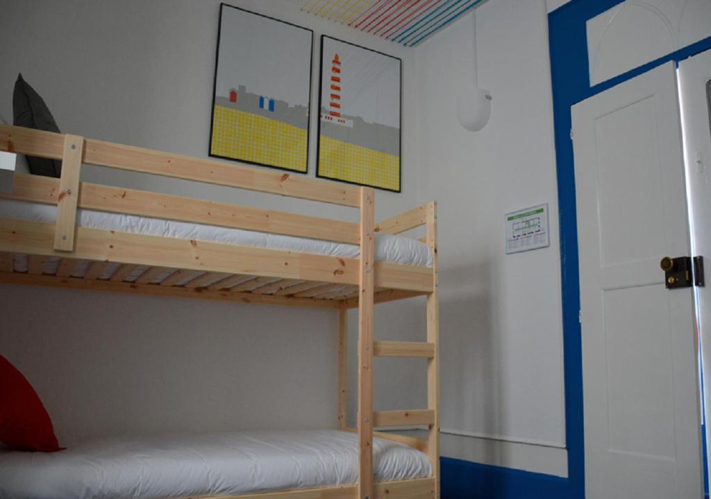 a bunk bed in a small room at Ponto de Abrigo in Aveiro