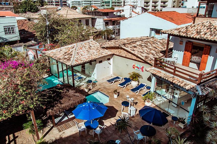 una vista sul soffitto di un patio con ombrelloni e sedie di Pousada Alice a Cabo Frio