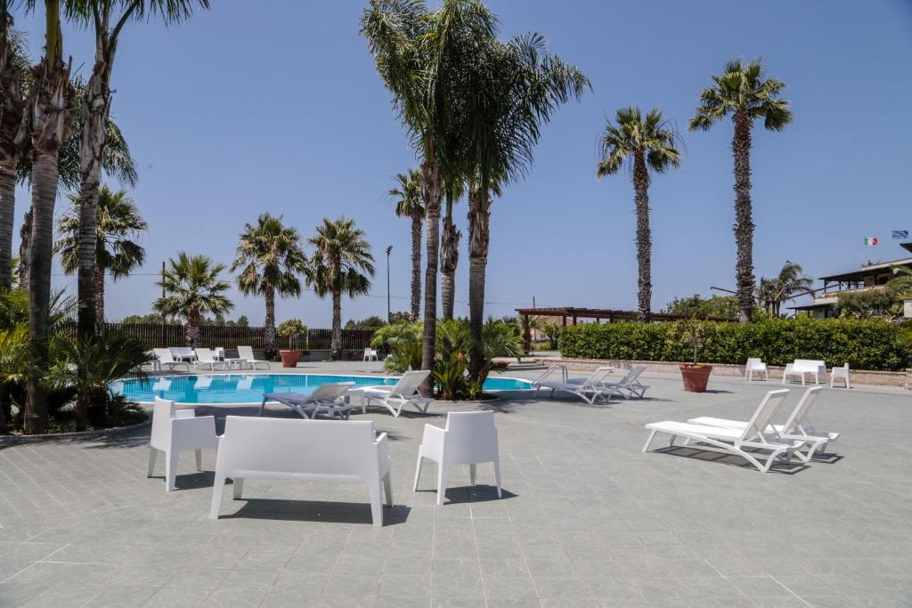 Perla Hotel e Garden - Free Parking and Pool - Open area with Beautiful view of the Landscape