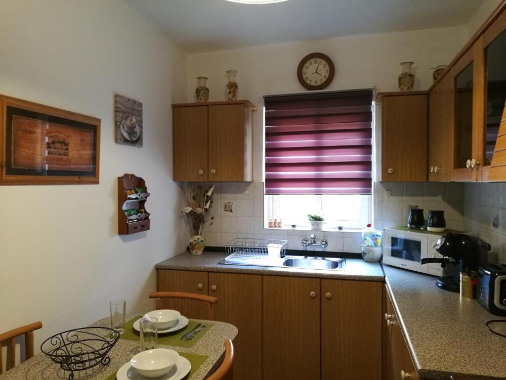 Kuchyň nebo kuchyňský kout v ubytování Village Corner 3 bedroom apartment with Garage