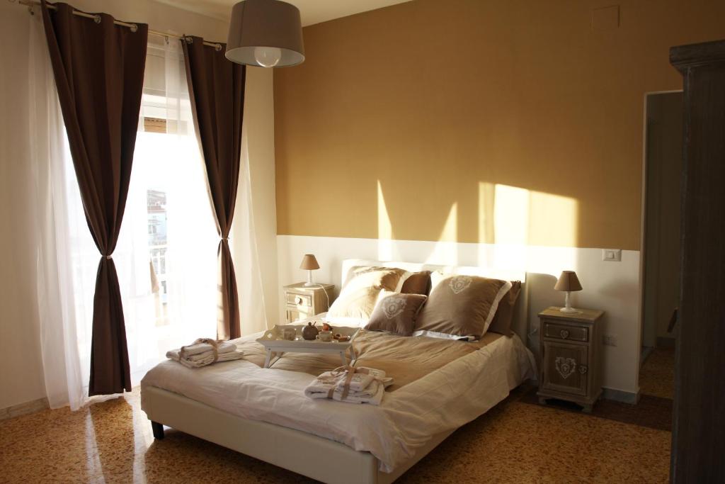 sypialnia z łóżkiem i dużym oknem w obiekcie Pompei Palace B&B w mieście Pompeje