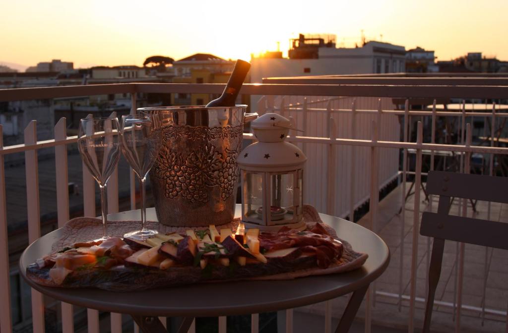 stół z mikserem i pizza na balkonie w obiekcie Pompei Palace B&B w mieście Pompeje