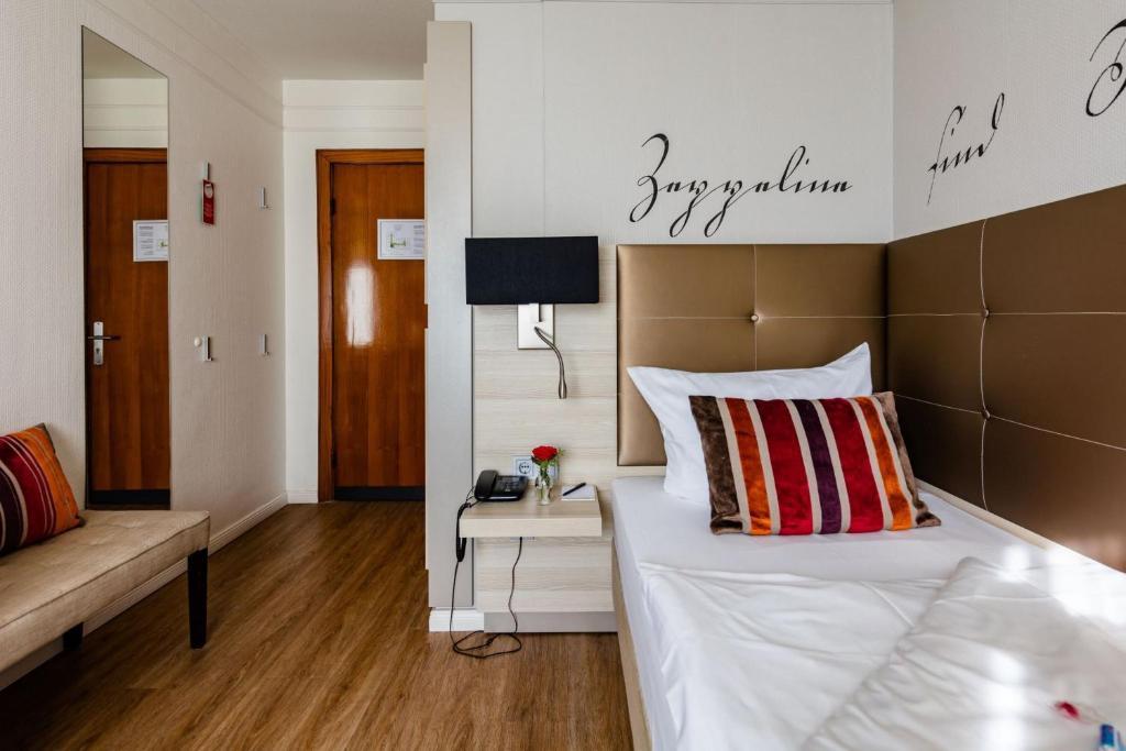 Postel nebo postele na pokoji v ubytování Hotel Zum Zeppelin Hamburg