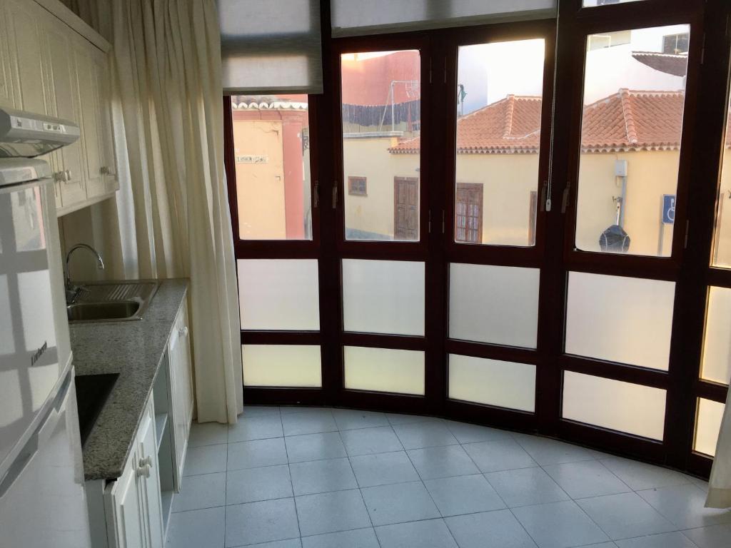 una cocina con una puerta corredera de cristal con vistas en Minipiso, en Los Llanos de Aridane