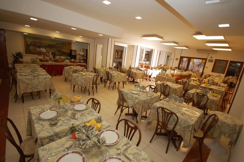 Ресторант или друго място за хранене в Hotel Bella Riviera Lungomare
