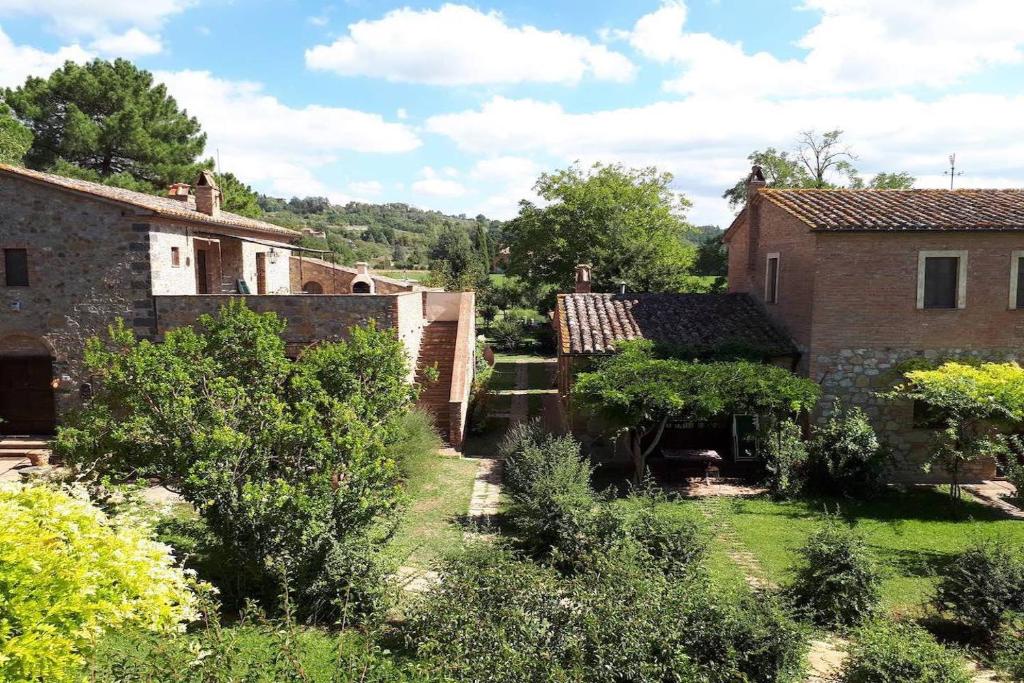 een beeld van een tuin in een huis bij Borgo Santa Maria in Monteleone dʼOrvieto