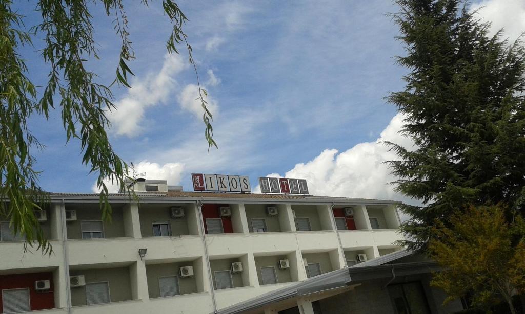 budynek hotelowy z napisem na górze w obiekcie Hotel Likos w mieście Grumento Nova