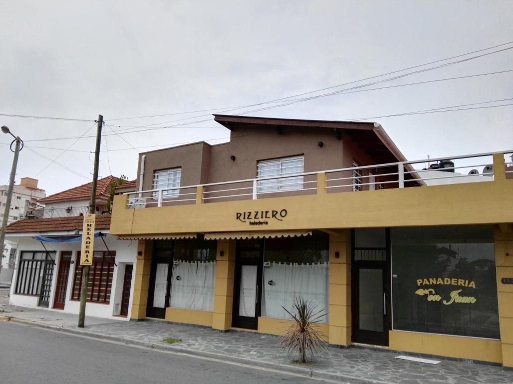 un edificio en la esquina de una calle en Calle 3 1526, en Santa Teresita