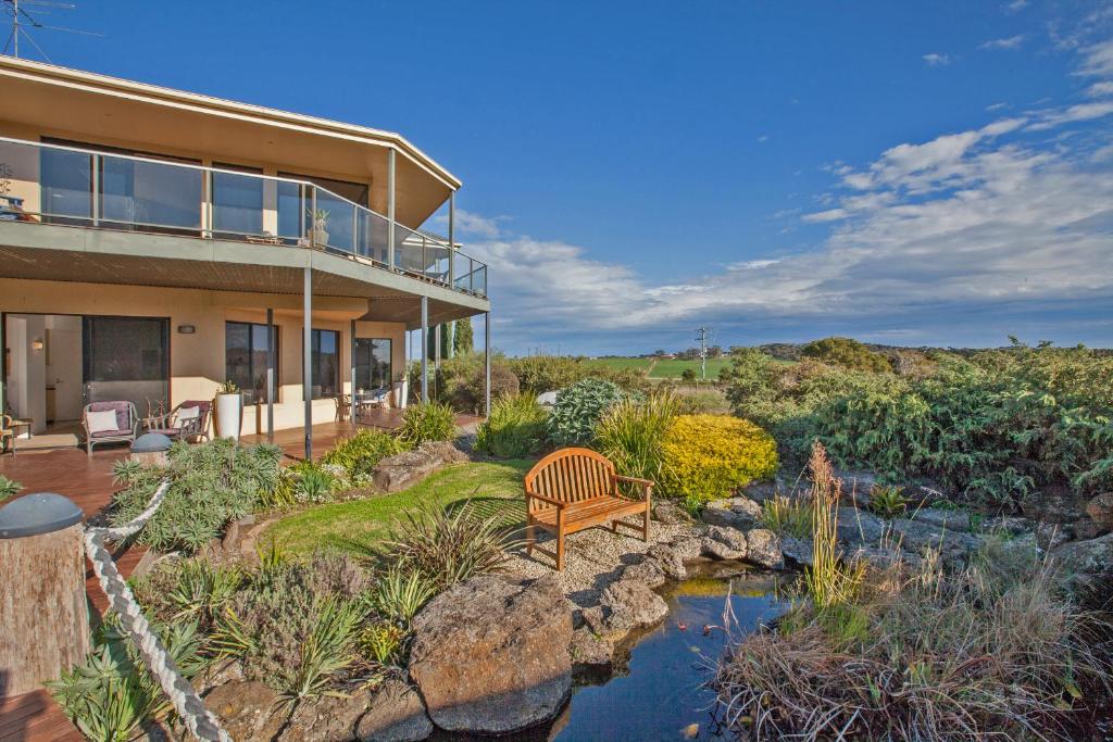 une maison avec une rivière devant elle dans l'établissement Hilltop Apartments Phillip Island, à Cowes