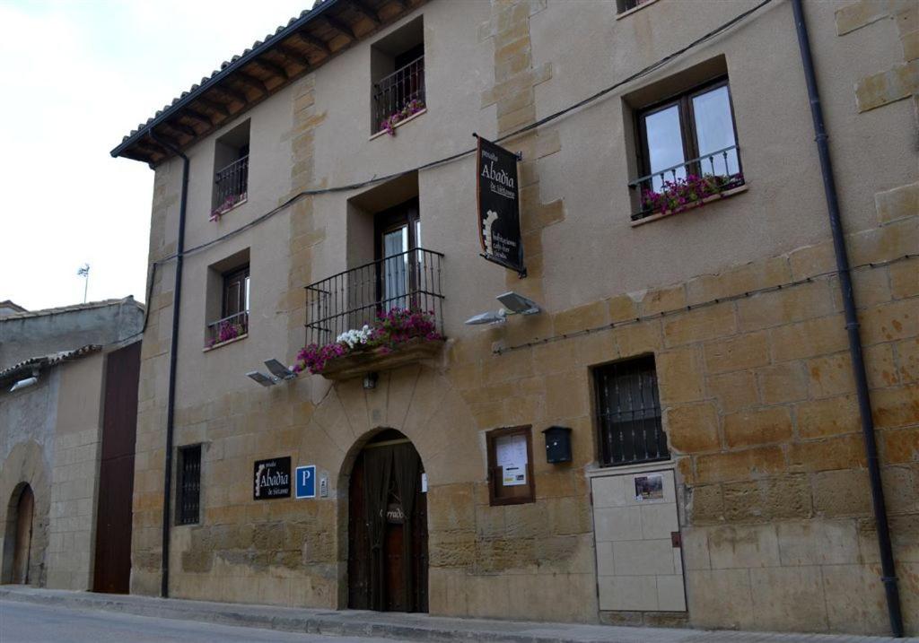 un edificio con cajas de flores en su lado en Posada Abadia de Sietamo, en Siétamo