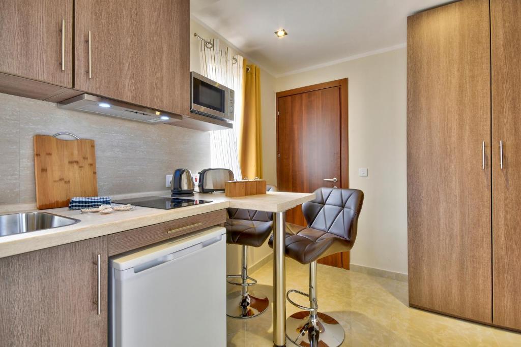 Kuchyň nebo kuchyňský kout v ubytování Central Suites St. Julian's