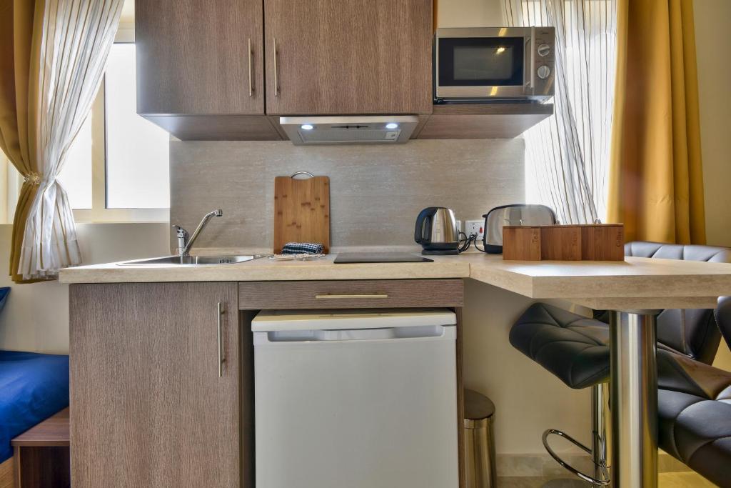 Kuchyň nebo kuchyňský kout v ubytování Central Suites St. Julian's