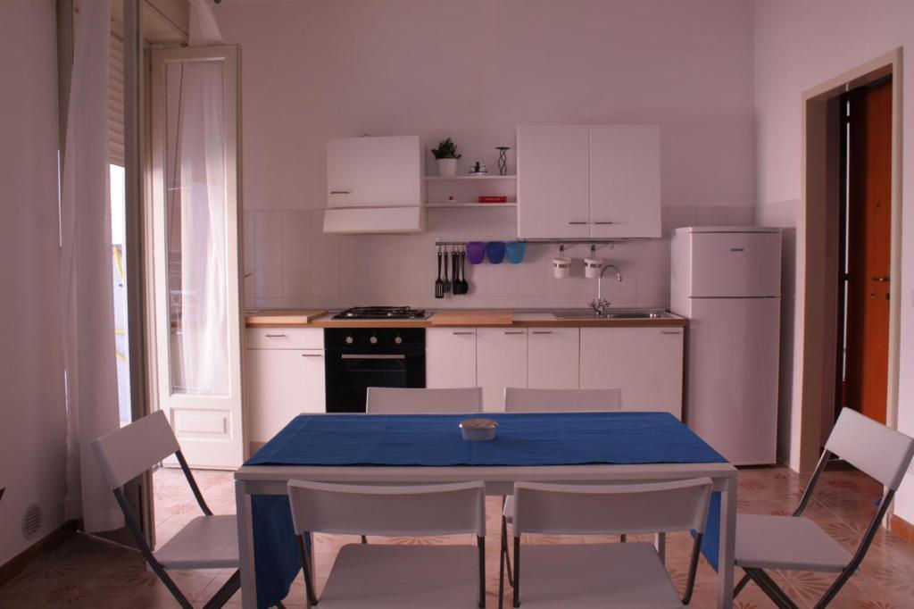 een keuken met een blauwe tafel en stoelen. bij Naxos House in Giardini Naxos