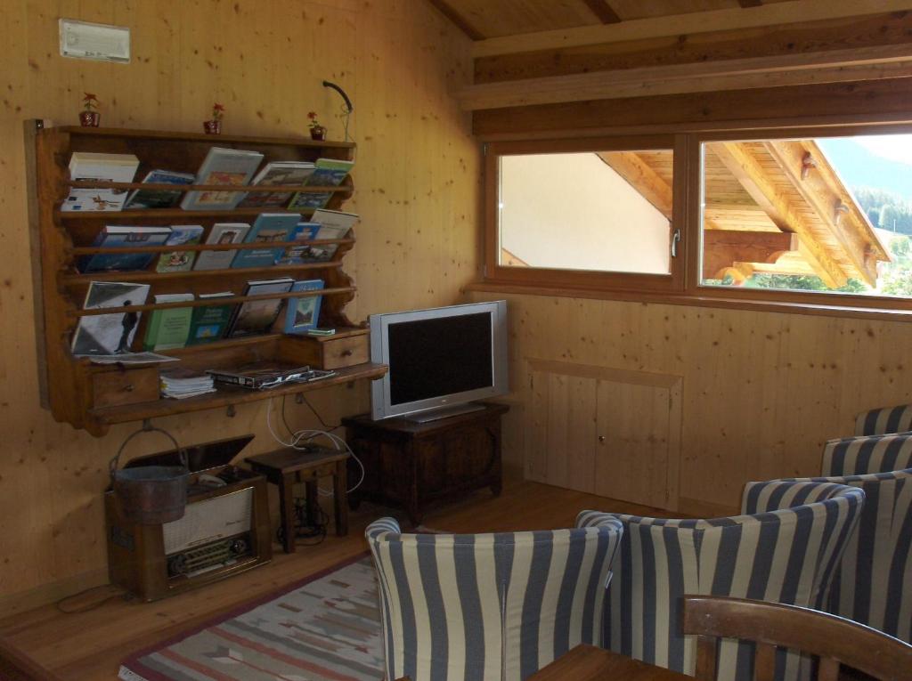 TV a/nebo společenská místnost v ubytování B&B Affittacamere Larix