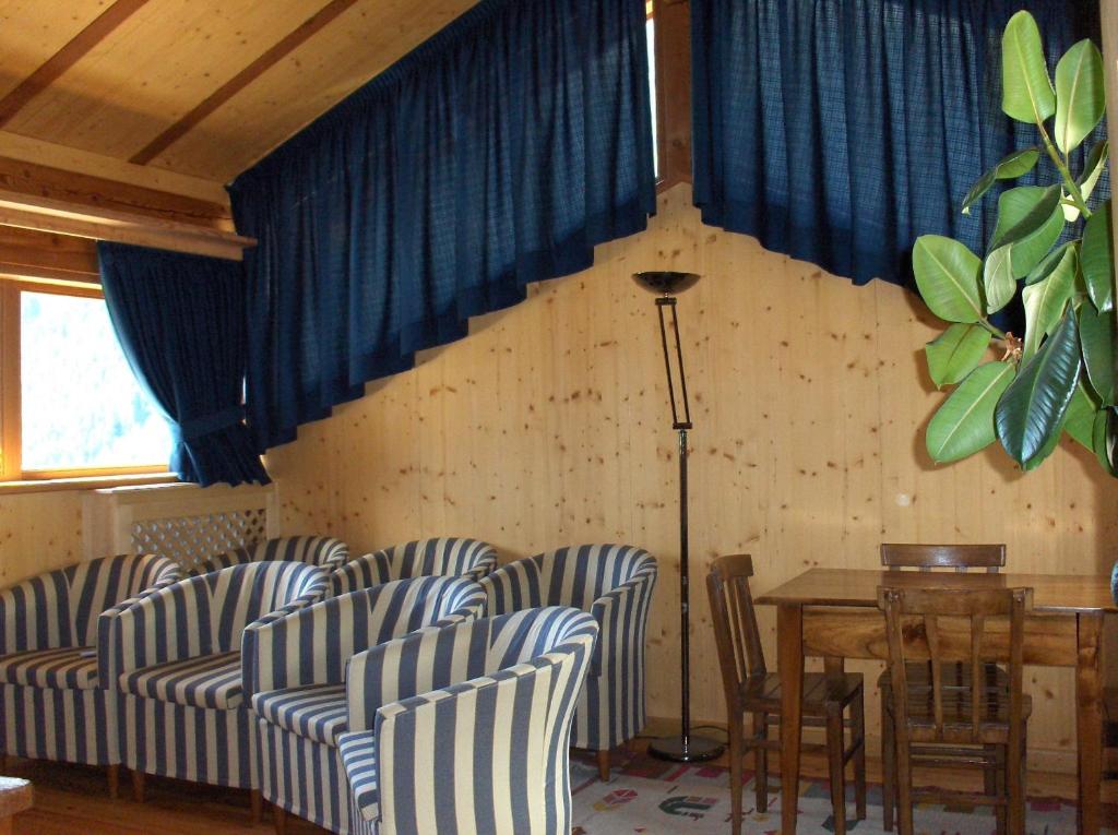 Posezení v ubytování B&B Affittacamere Larix