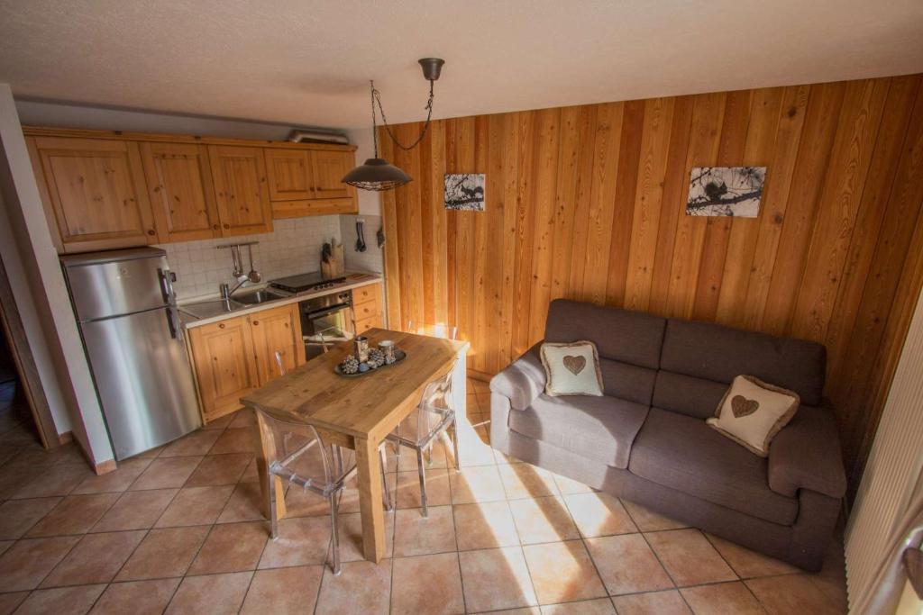 sala de estar con sofá y mesa en Casa Alfredo, en Cogne