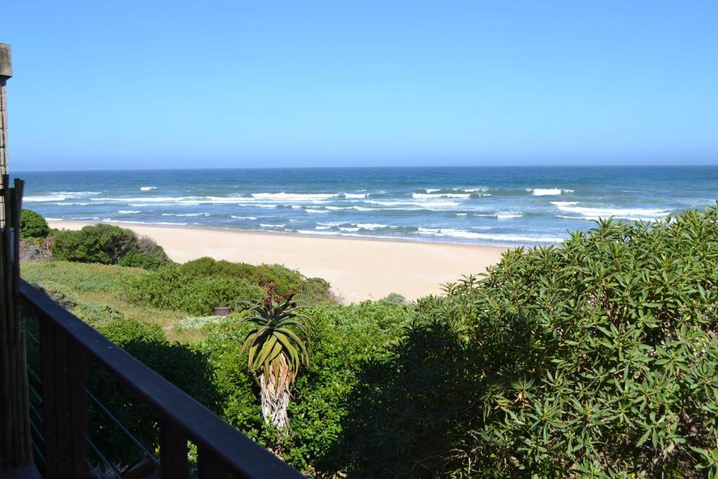 uma vista para uma praia com o oceano ao fundo em Omega apartment em Jeffreys Bay