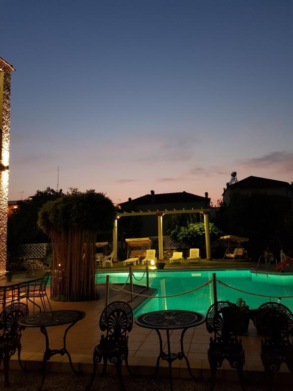 Bazén v ubytování Hotel George nebo v jeho okolí