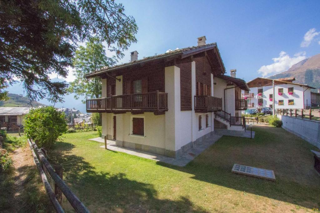dom z balkonem i dziedzińcem w obiekcie Casa Dina - Cogne VDA n 0020 w mieście Cogne