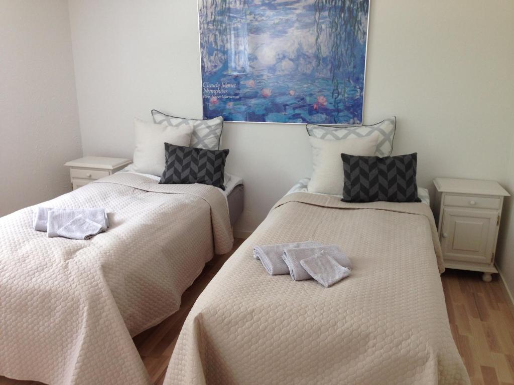 2 camas con toallas en una habitación en Lundgaarde Bed & Breakfast en Kjellerup