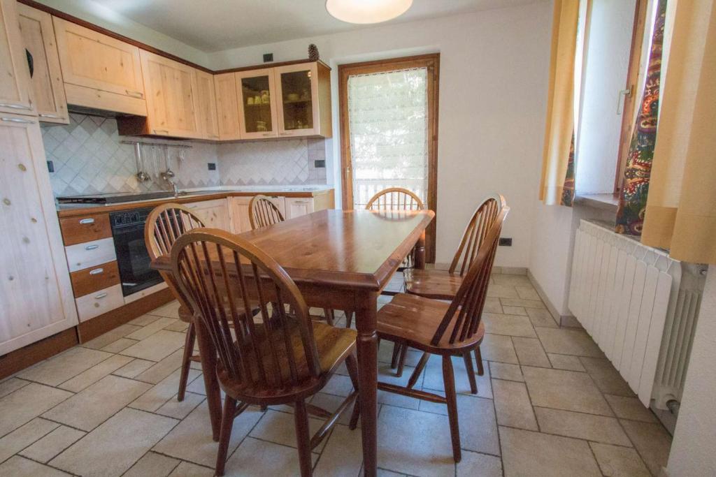 Kuchnia lub aneks kuchenny w obiekcie Casa Dina - Cogne VDA n 0020