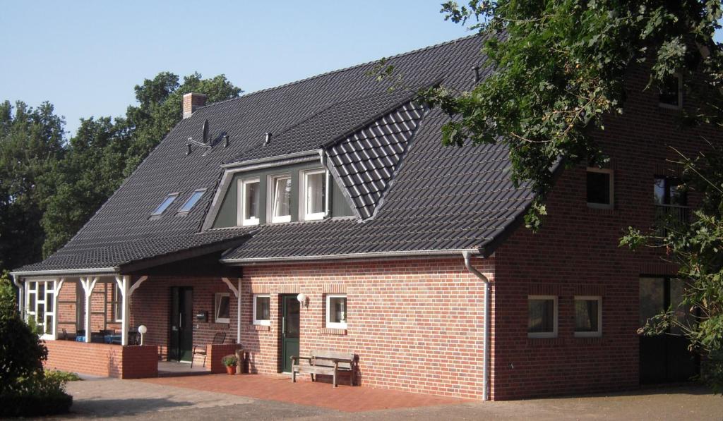 una casa con techo solar encima en FW "Quendorfer See" en Schüttorf