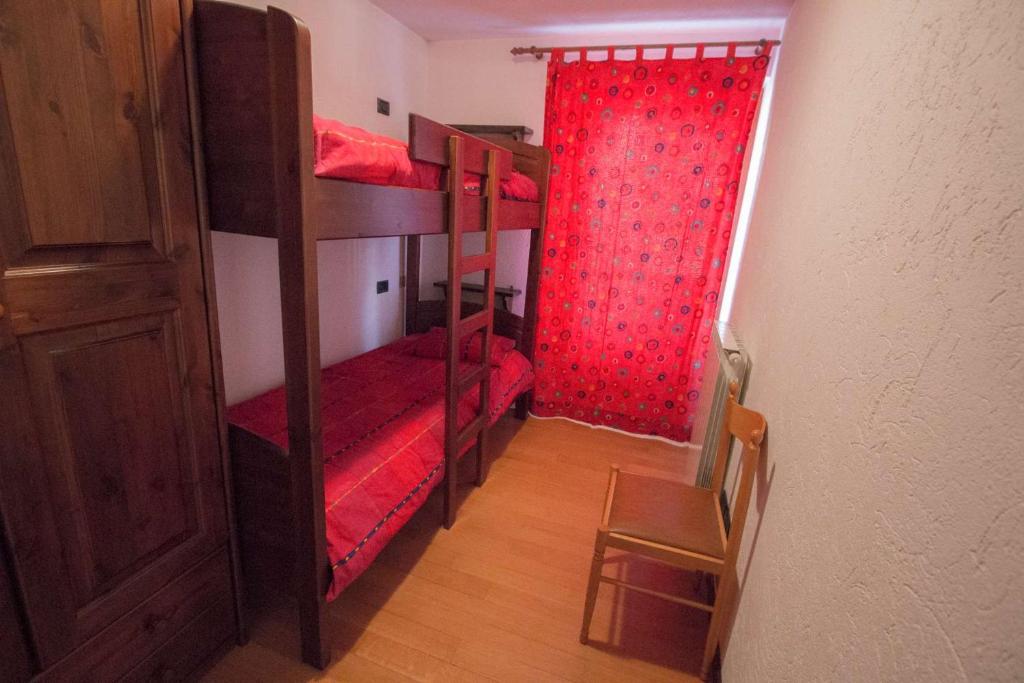 Łóżko lub łóżka w pokoju w obiekcie Casa Dina - Cogne VDA n 0020