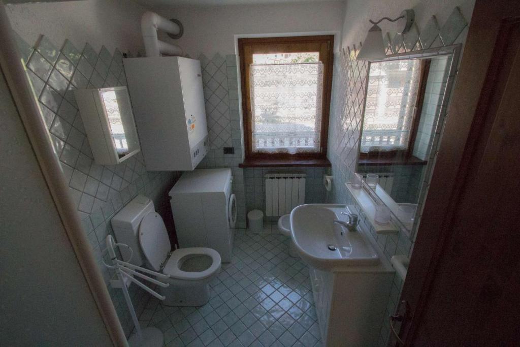 małą łazienkę z toaletą i umywalką w obiekcie Casa Dina - Cogne VDA n 0020 w mieście Cogne