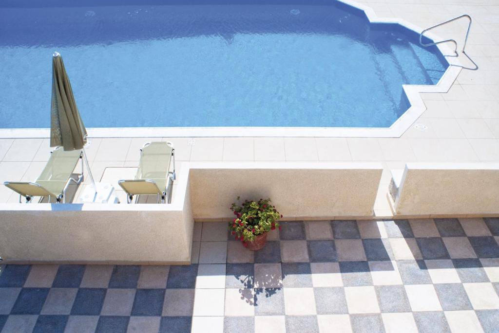 Bazén v ubytování Hiona Holiday Hotel nebo v jeho okolí