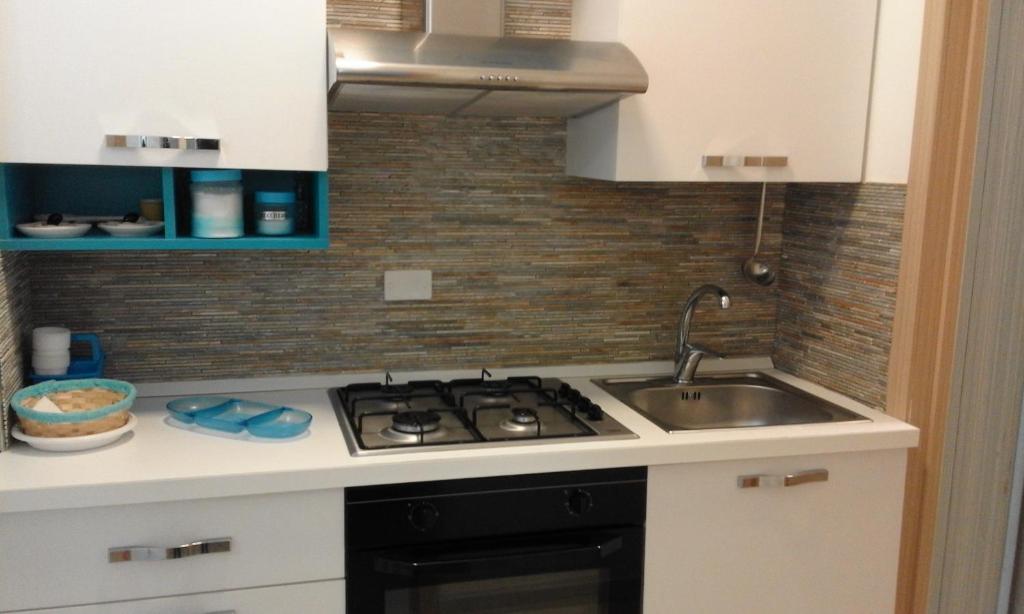 A kitchen or kitchenette at Trenta metri dal mare Caraibico