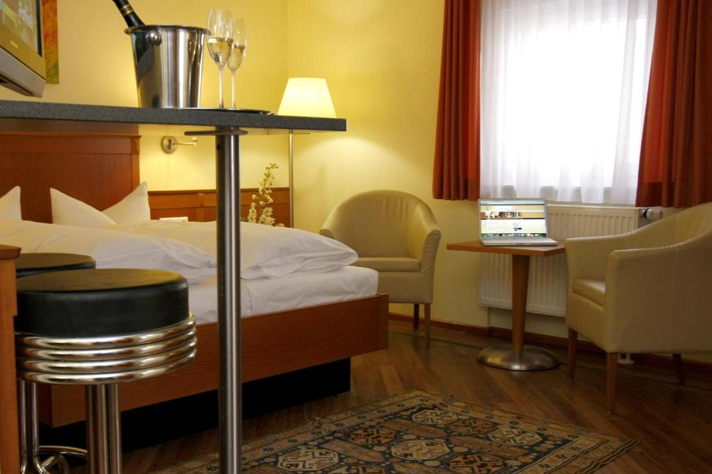 Postel nebo postele na pokoji v ubytování Apartment Hotel KRAL - BUSINESS HOTEL & SERVICED APARTMENTS