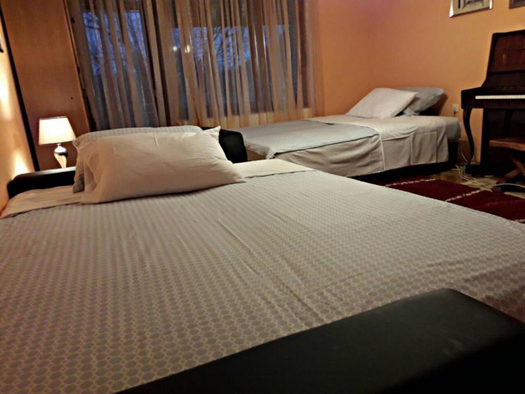Ліжко або ліжка в номері Apartmani Emina