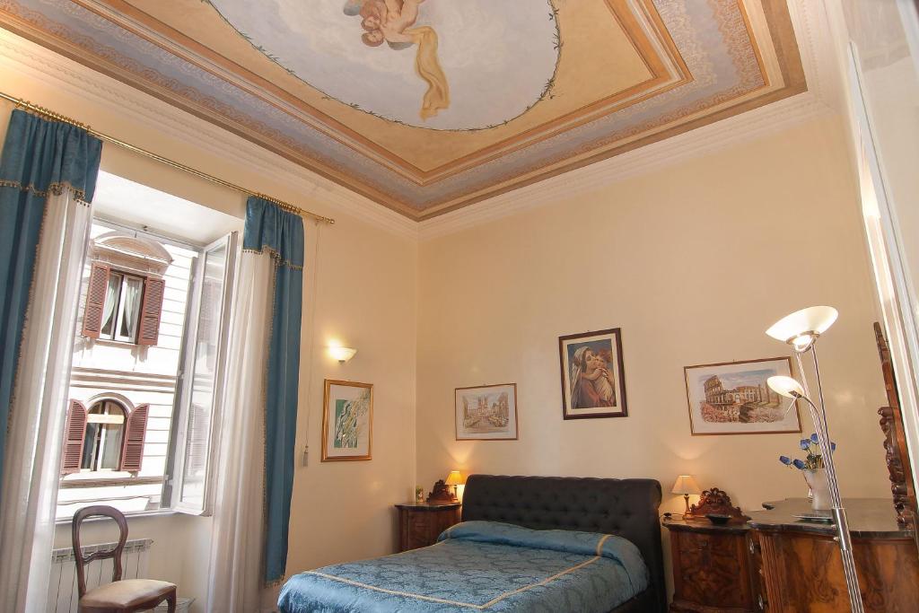 ローマにあるAlla Dolce Vitaの天井の客室で、窓が付いています。