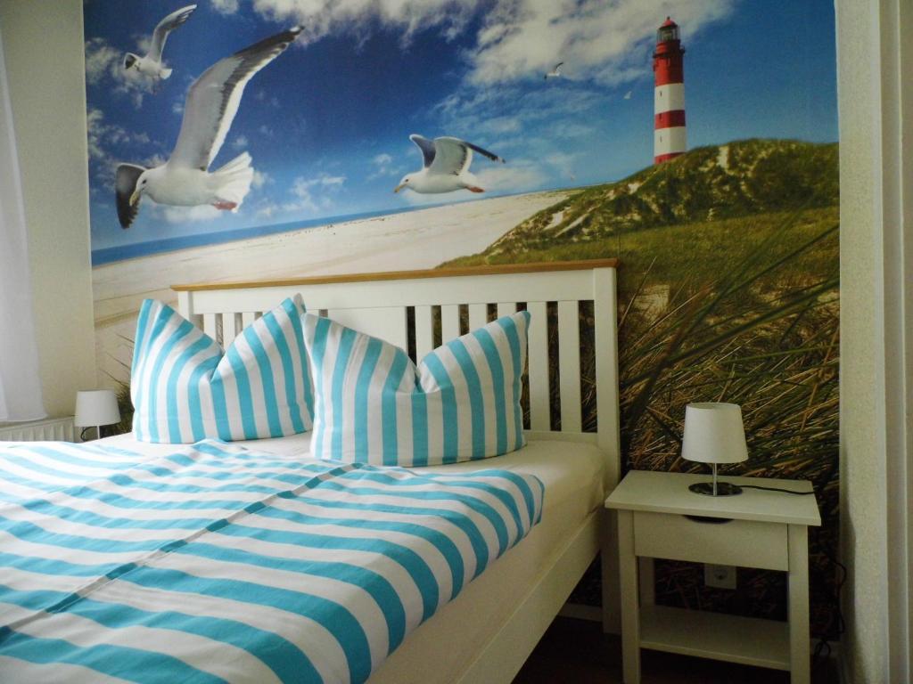 Un dormitorio con un mural de un faro y una cama en Ferienwohnung Seerose, en Neppermin