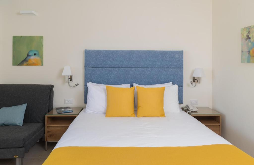 Postel nebo postele na pokoji v ubytování Americana Eilat Hotel