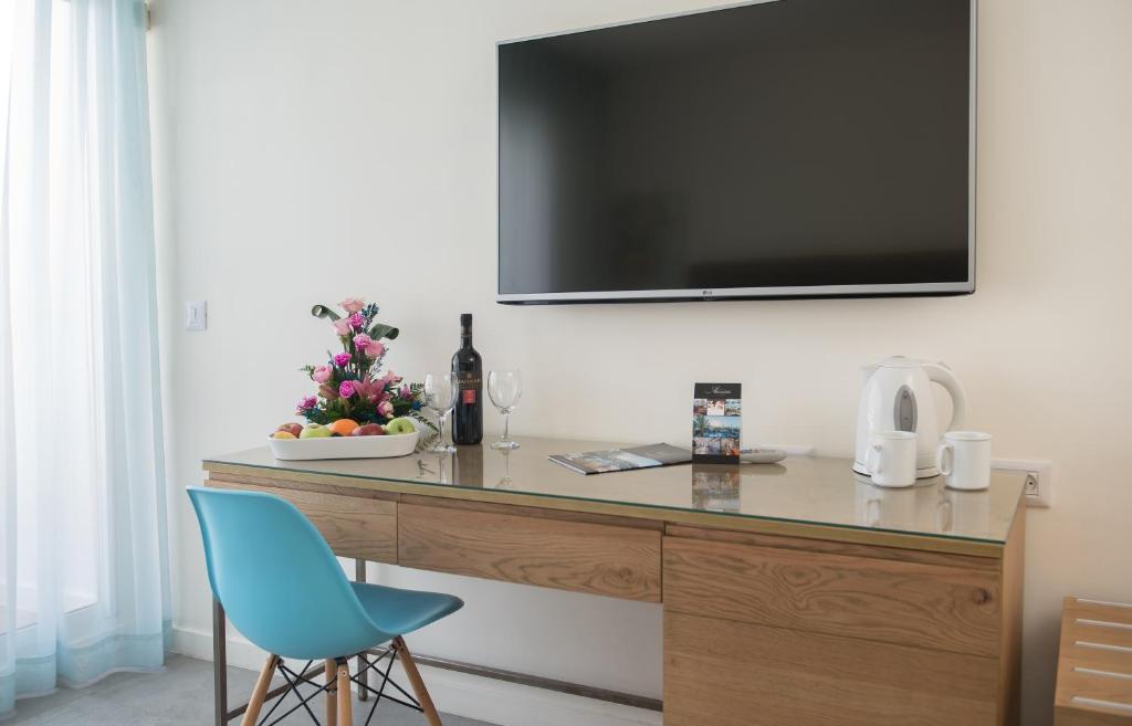 TV a/nebo společenská místnost v ubytování Americana Eilat Hotel