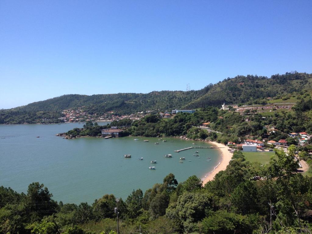 - Vistas a una playa con barcos en el agua en Casa próxima a praia de Calheiros, en Governador Celso Ramos