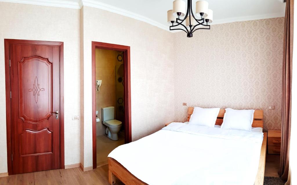 Postel nebo postele na pokoji v ubytování Cozy Hotel Kazbegi